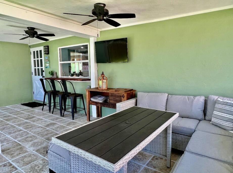 Sea La Vie - Beach Town Charm+Newly Renovated شاطئ كوكوا المظهر الخارجي الصورة