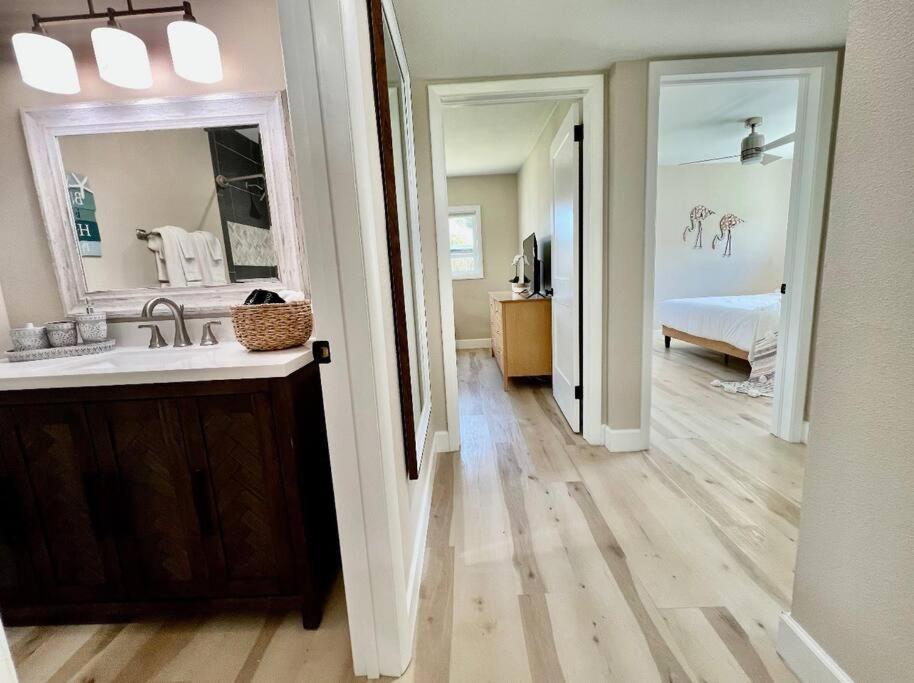 Sea La Vie - Beach Town Charm+Newly Renovated شاطئ كوكوا المظهر الخارجي الصورة